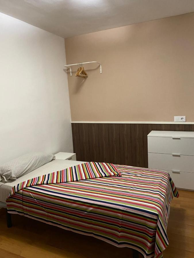 Hostal Urpi-Oklahoma Reus Kültér fotó